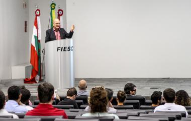 Natalino Uggioni, gerente executivo do IEL/SC, lembrou que o planejamento das ações e a prática constante da inovação são características encontradas nas melhores empresas. (Foto: Heraldo Carnieri)