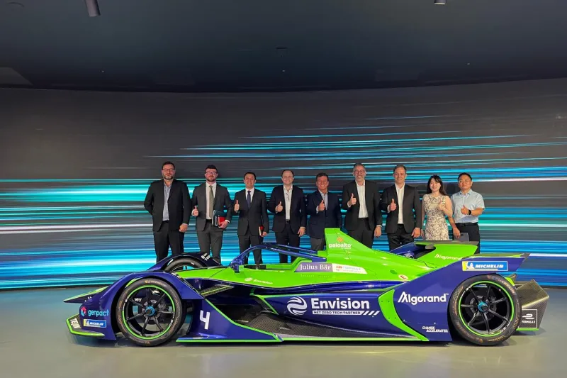 Na China, comitiva do SENAI visita empresa referência global em tecnologia verde