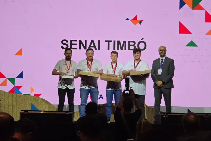 Estudantes do SENAI Timbó vencem prêmio nacional com invenção para limpeza de rios