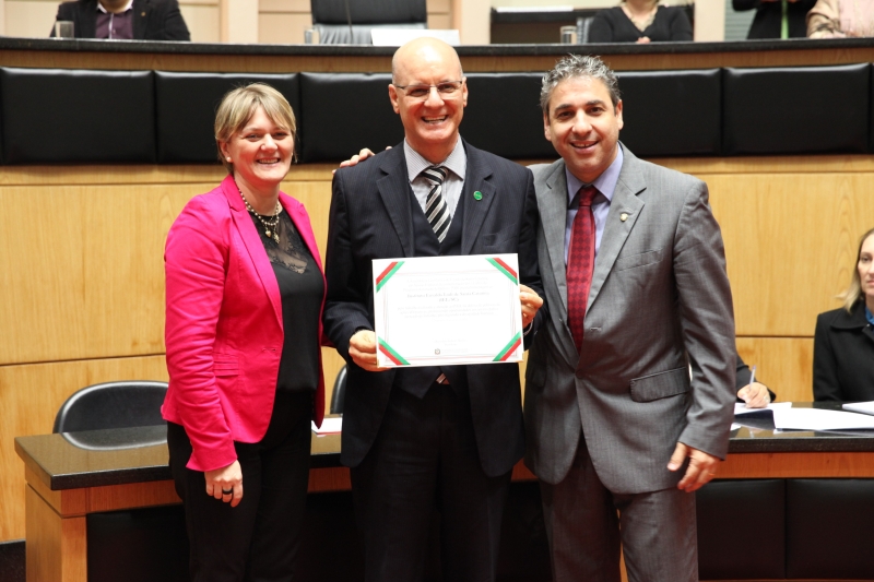 Natalino Uggioni recebe a homenagem dos deputados Luciane Carminatti e Mário Marcondes. (Foto: Fábio Queiroz / Alesc)