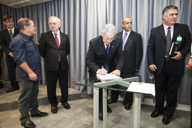 Assinatura do termo aditivo às convenções trabalhistas ocorreu na reunião de diretoria da FIESC (Foto: Heraldo Carnieri)