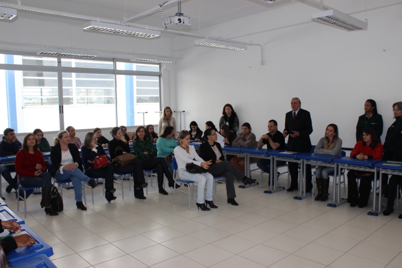 Vice-presidente da FIESC no Litoral Sul, Michel Miguel, iniciou as atividades com os jovens (Foto: Fabiano Bordignon)