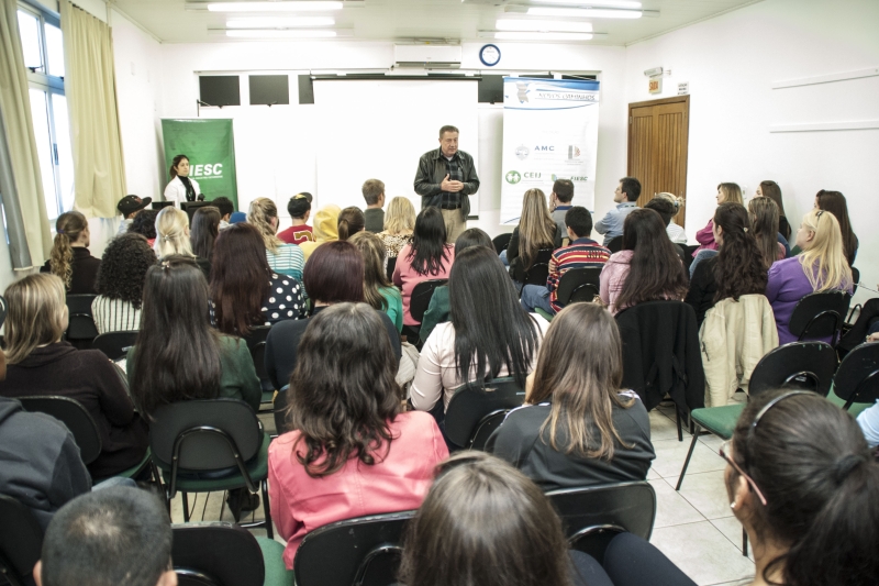 Vice-presidente da FIESC no Extremo-Oeste, Astor Kist, em conversa com os participantes do Novos Caminhos (Foto: Agência IAF)